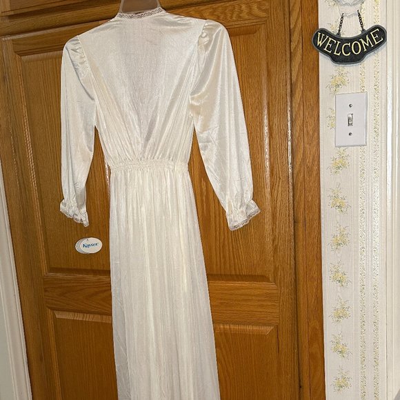 Qayonara II by Kayser Elegant White Floor Length LS Robe - Picture 2 of 16